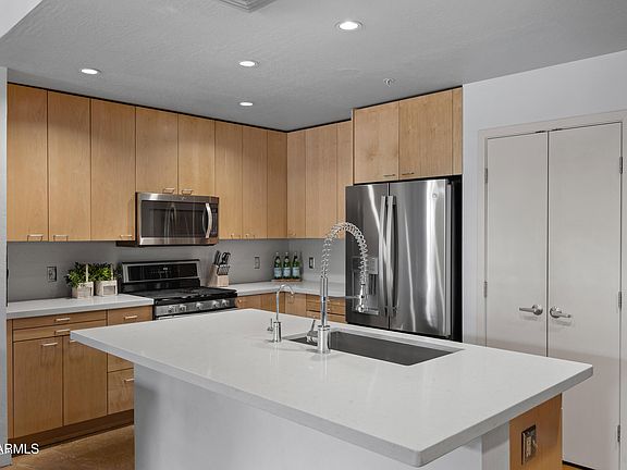 4th image of 914 E OSBORN Road #216