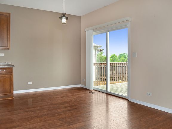 5th image of 979 Singing Hills Dr