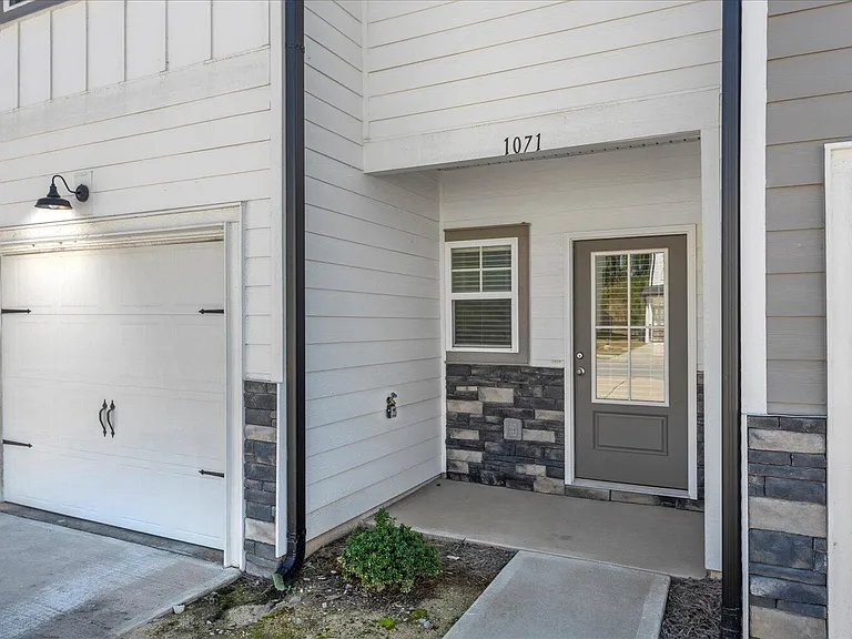 1071 Linsmore Ave — Photo 2