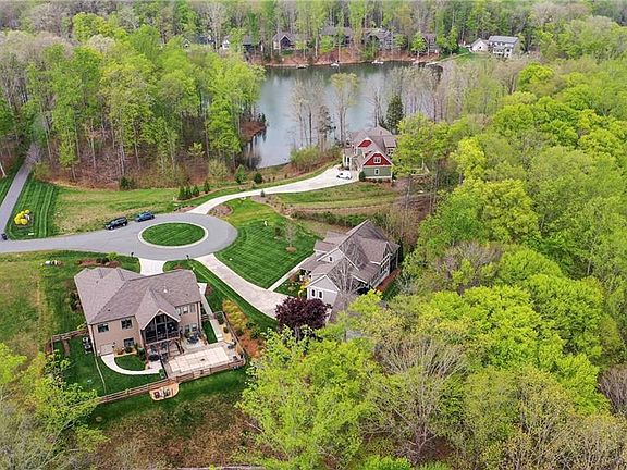 2nd image of 687 Lissara Lodge Dr