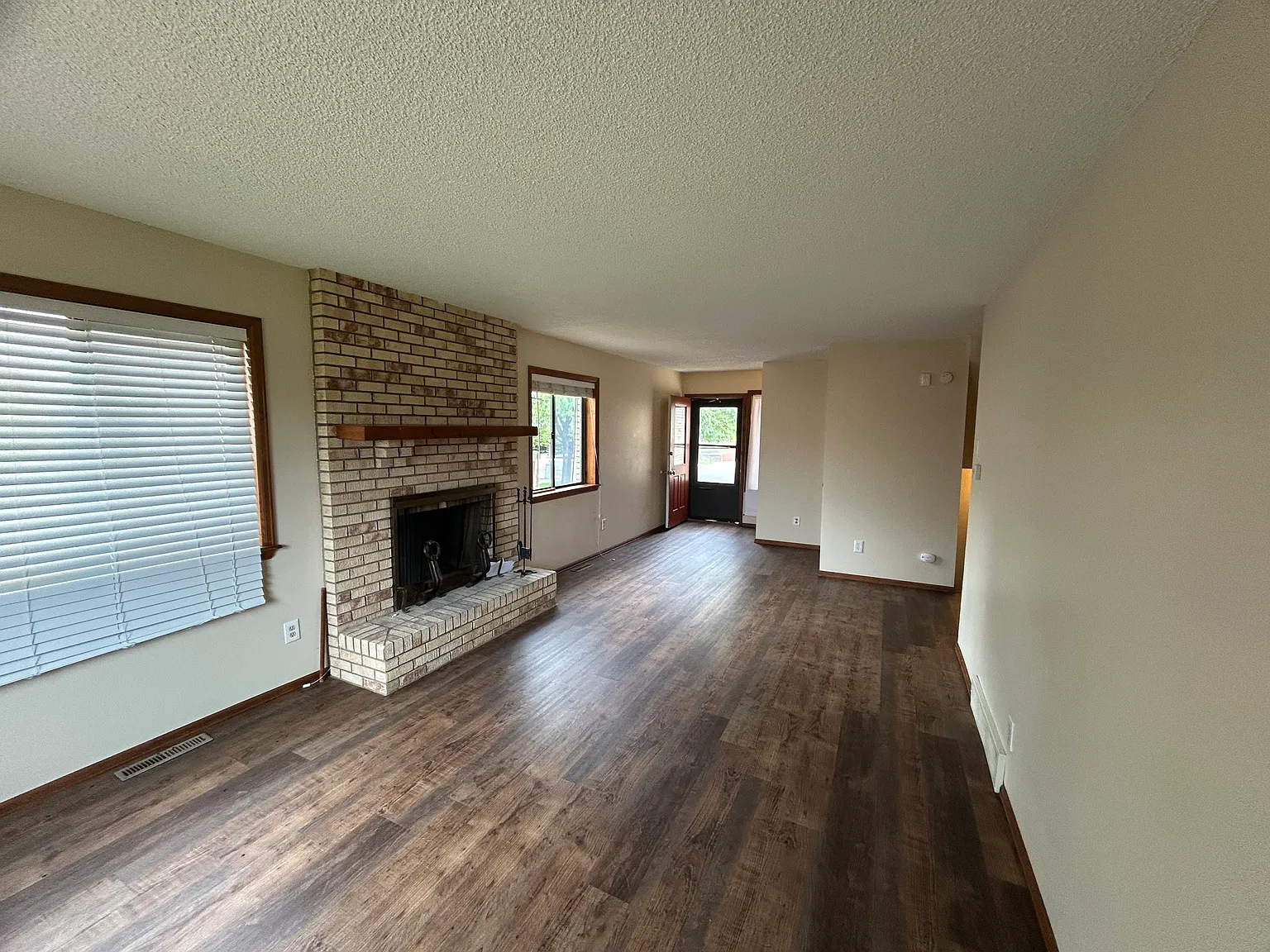 3 bed, 2.5 bath, 1274 sqft, $1,950 — Photo 3