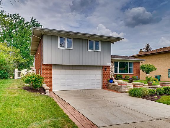 3rd image of 15238 Pine Dr