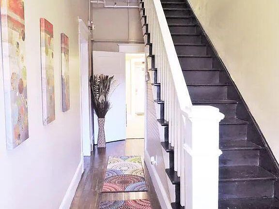 4th image of 305 Montgomery St