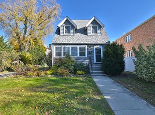 3915 212th St, Bayside, NY 11361