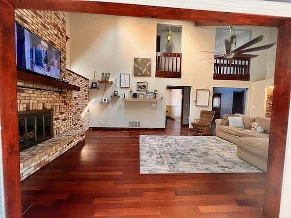 5th image of 909 N Circle Dr