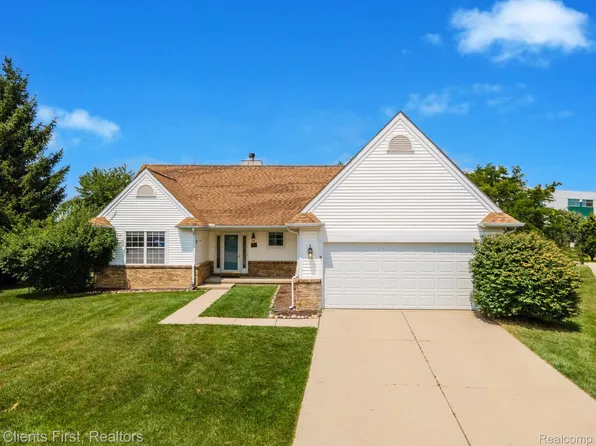 616 Light Tower Dr, Belleville, MI 48111