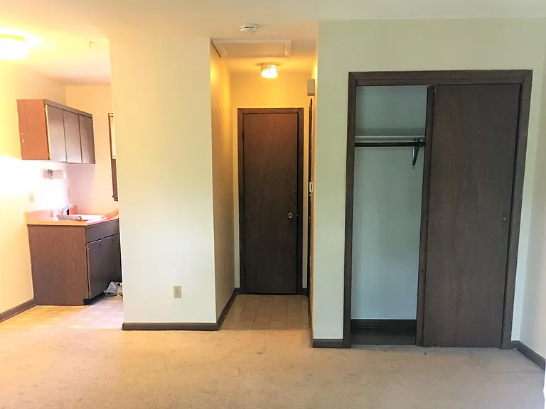 1001 Oakcrest St — Photo 2
