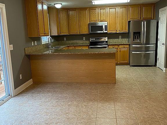 granite and SS appliances