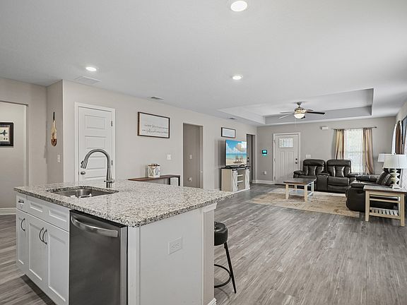 5th image of 3152 Maple St