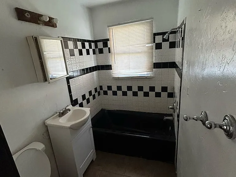805 NW 66th St — Photo 3