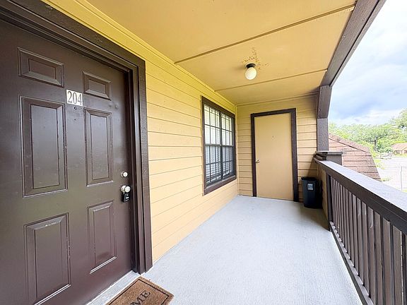 3rd image of 380 Lakepointe Dr Unit 204