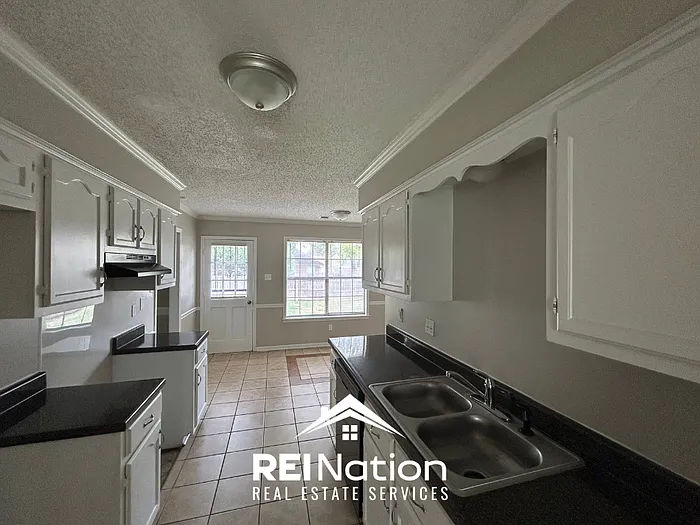 4 bed, 2.0 bath, 1600 sqft, $1,895 — Photo 4