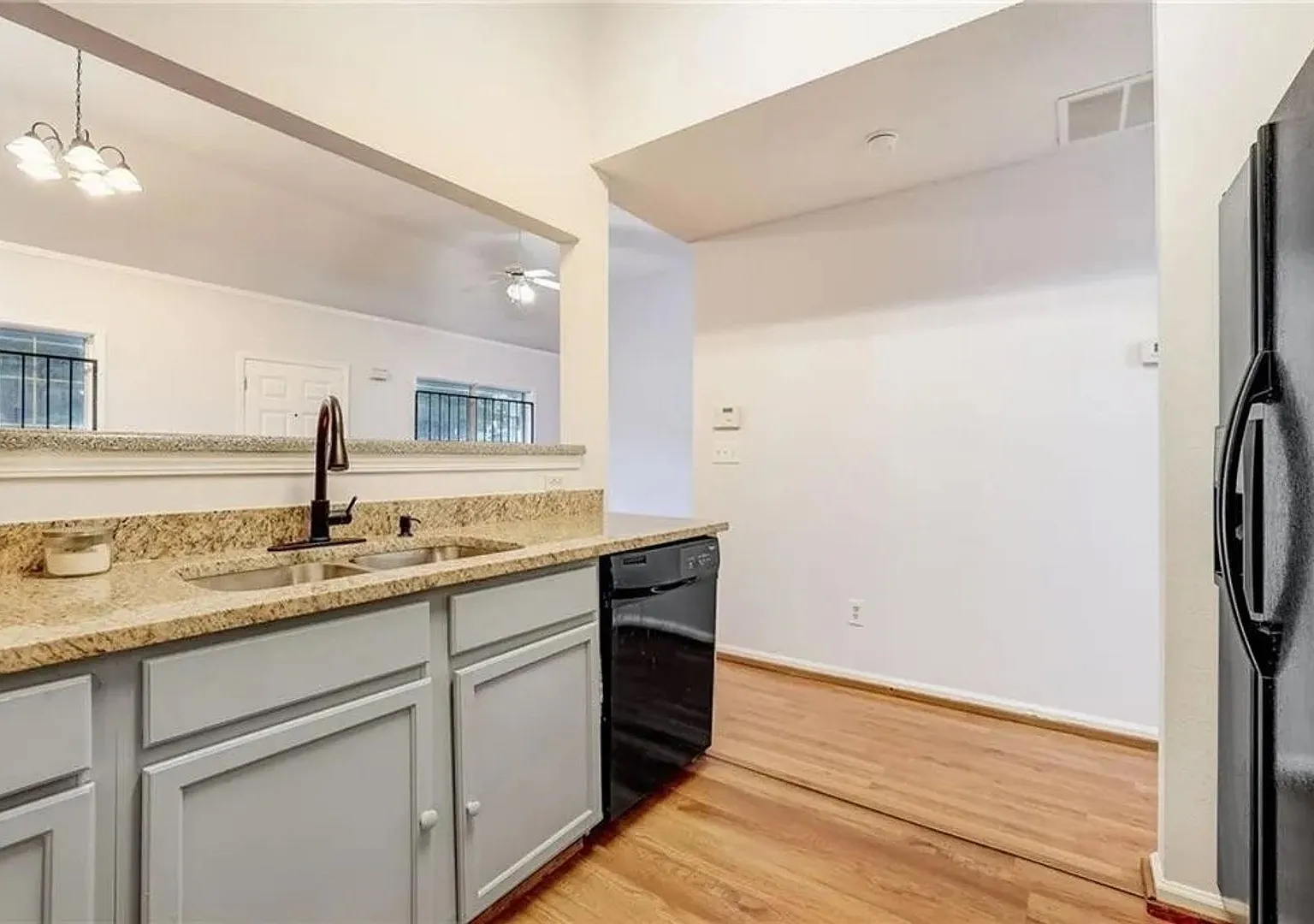 Room in 3 Bedroom Home in Union City — Photo 4