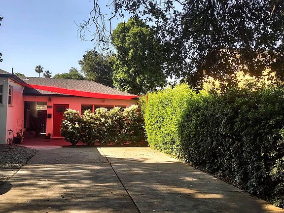 Single parking space available on the shared driveway.