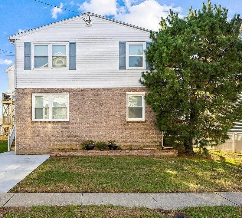 210 N Surrey Ave