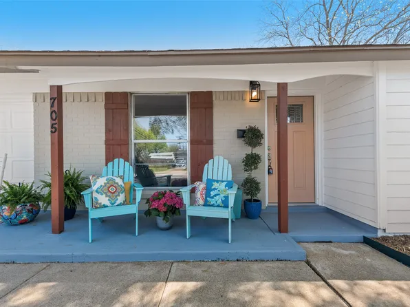 705 SW Sunnybrook Dr, Burleson, TX 76028