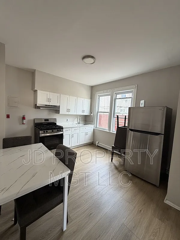 2 bed, 1.0 bath, $2,100 — Photo 1