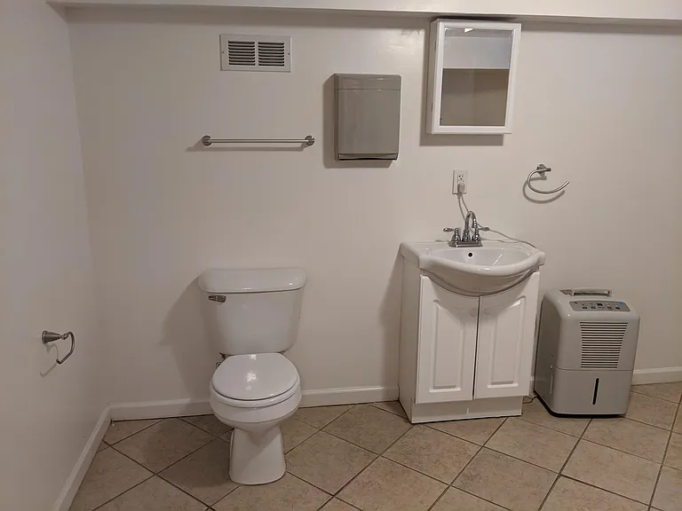 2443 S Dixie Dr — Photo 20