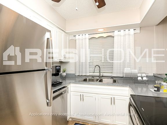 2nd image of 506 Hawthorne Ln