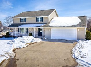 211 Oak Knoll Ct, Hortonville, WI 54944