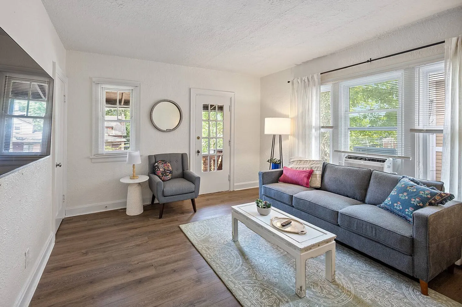 1 bed, 1.0 bath, 721 sqft, $2,487 — Photo 1