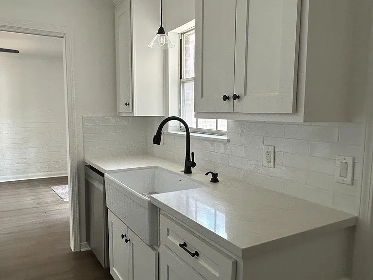 1219 Saxony Ln — Photo 13