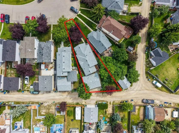 32 E Country Hills Mews NW, Calgary, AB T3K 4S4