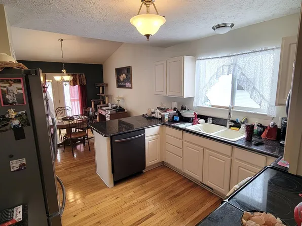 896 Spirea, Howell, MI 48843