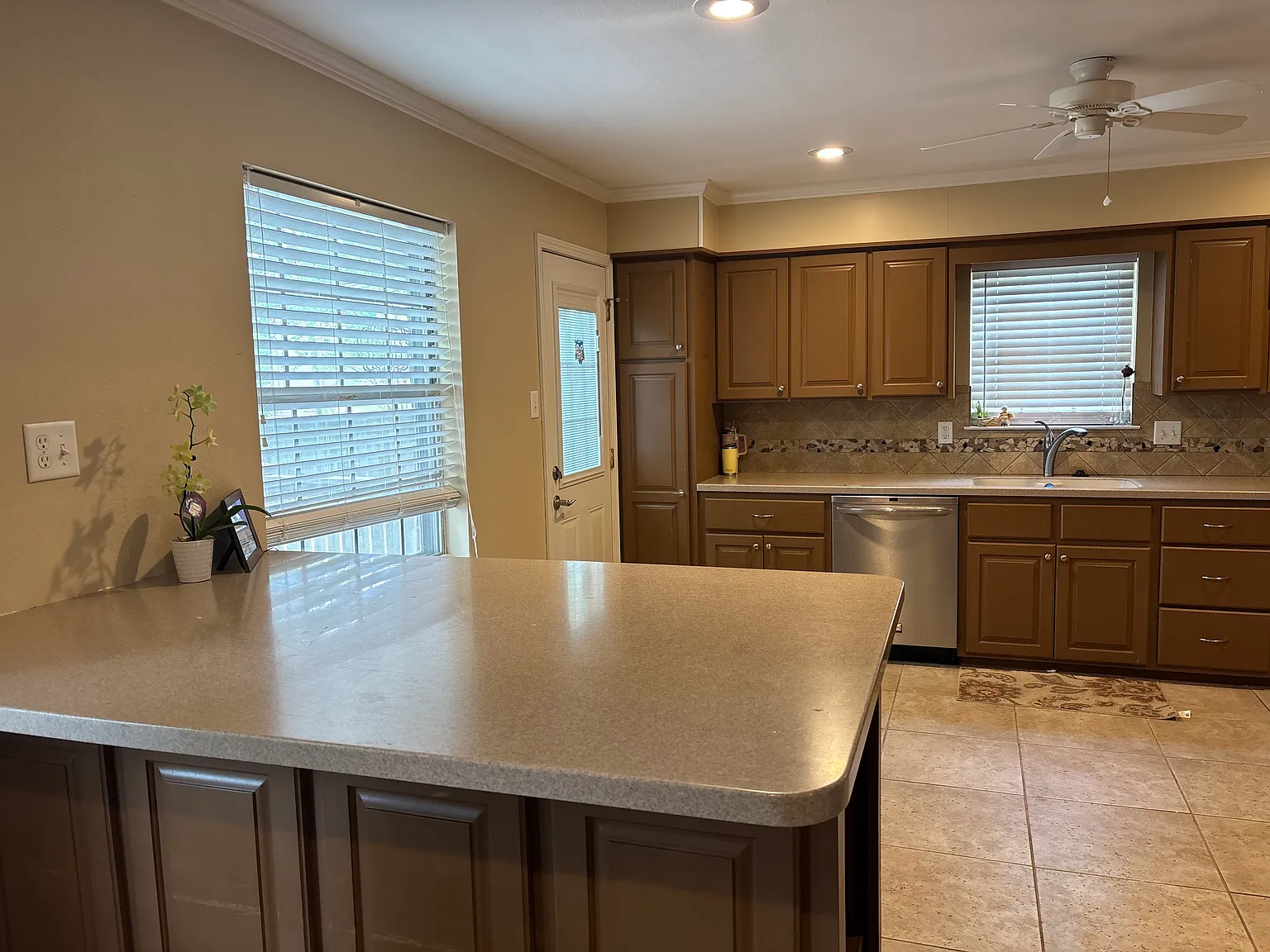 3 bed, 2000 sqft, $1,850 — Photo 4