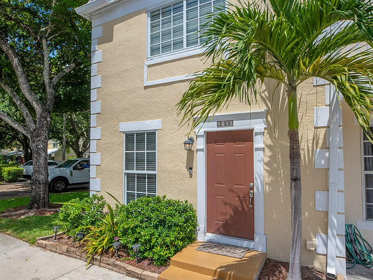 2900 Dorchester Ln #2900 — Photo 3