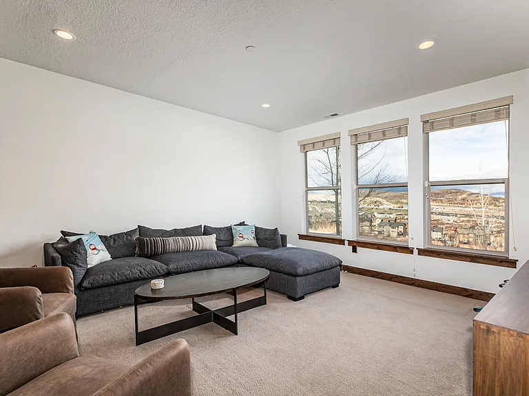 924 W Abigail Dr — Photo 26