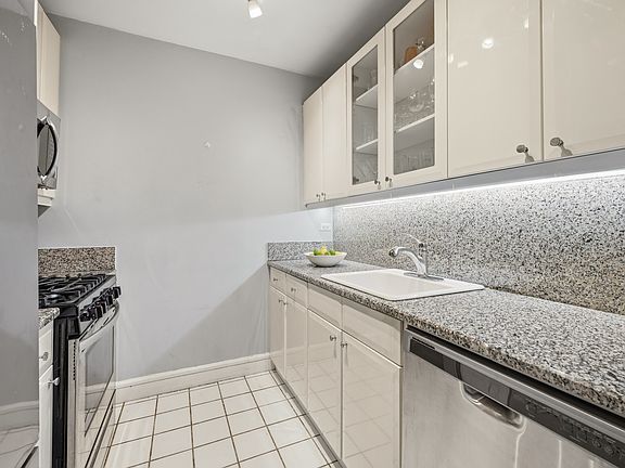 5th image of 200 Riverside Blvd APT 307