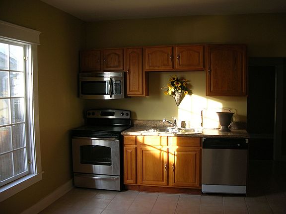 Eat-in kitchen w/stainless steel and granite