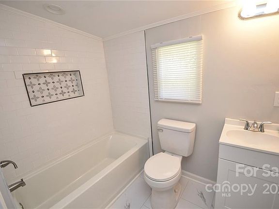 5th image of 303 S Derby Ave