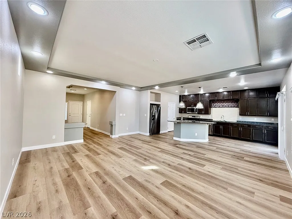 4 bed, 2.5 bath, 2033 sqft, $2,450 — Photo 4