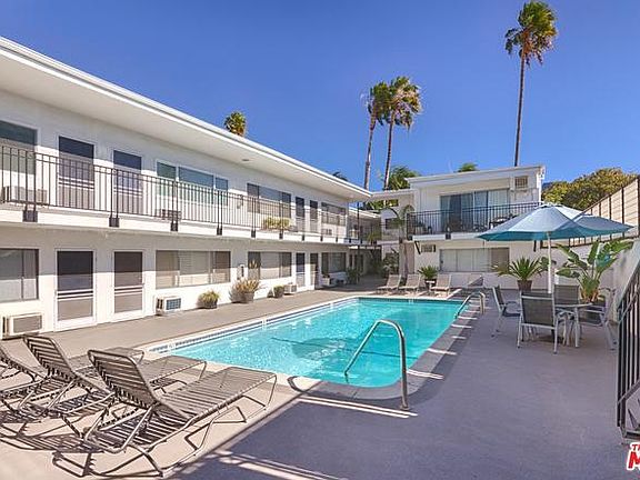 Gorgeous heated salt water pool! Great morning and afternoon sun. Pool is open all year round. It feels you are staying at a resort.