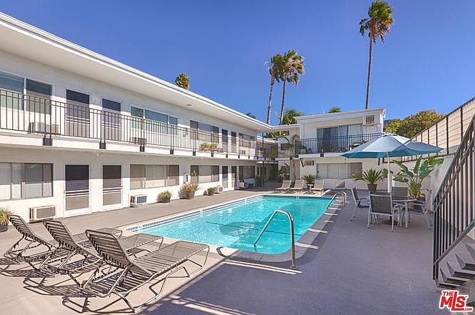 Gorgeous heated salt water pool! Great morning and afternoon sun. Pool is open all year round. It feels you are staying at a resort.
