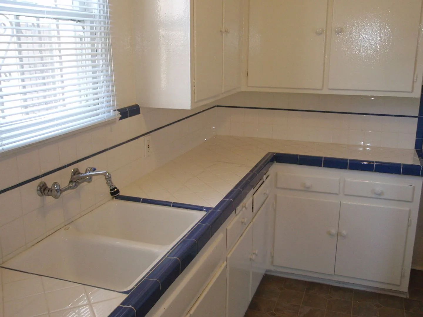 414-416 1/2 Gardner - R&E Eisenstein Community Property Trust — Photo 4