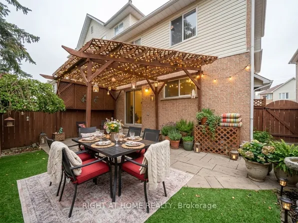 370 Riddell Ct #21, Newmarket, ON L3Y 8M8