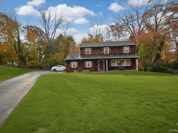 8 Rope Court, Melville, NY 11747