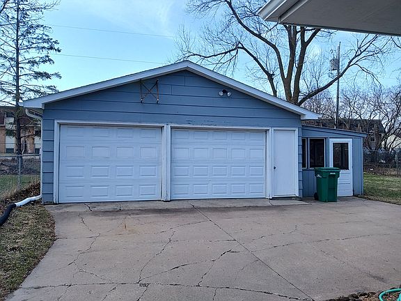 2+ Car detached garage