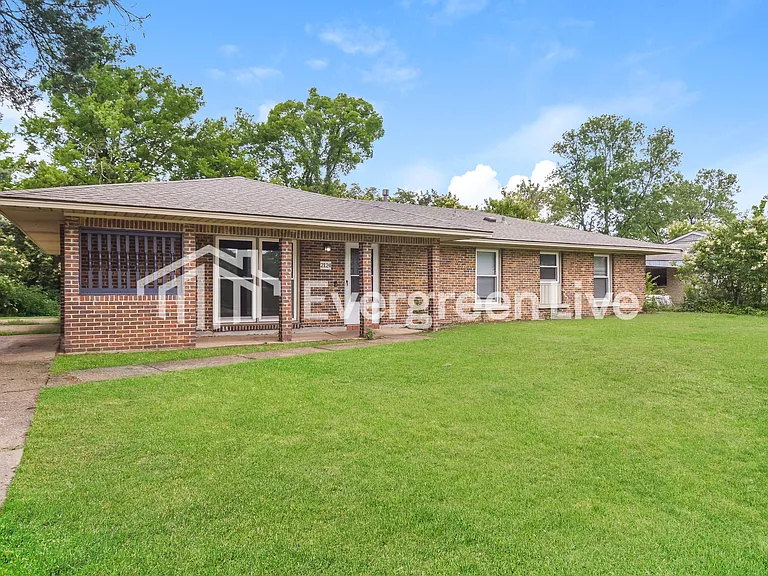 2124 Cottingham Dr — Photo 2