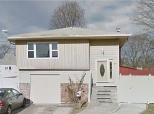 61 34th St, Copiague, NY 11726