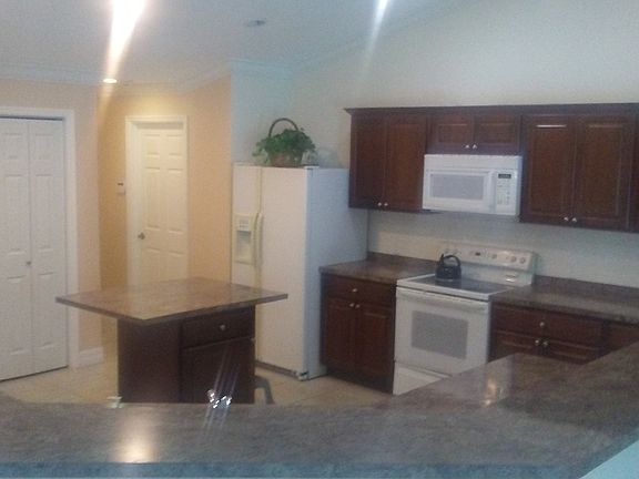 4th image of 15027 Community Ave