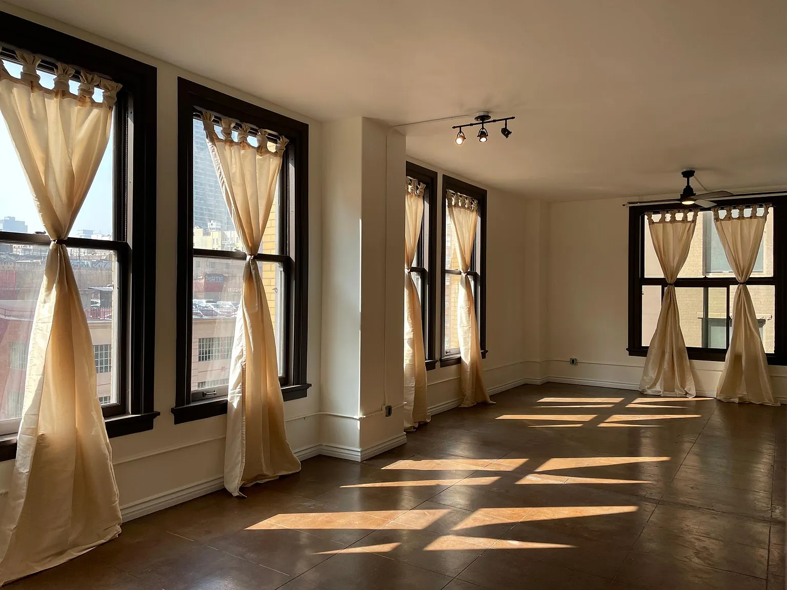 215 W 7th St — Photo 1