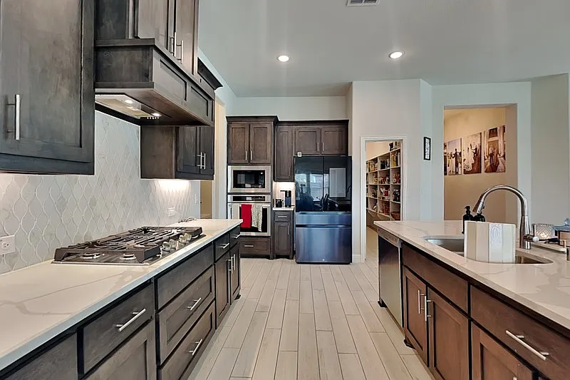 4 bed, 2.5 bath, 2520 sqft, $3,400 — Photo 4