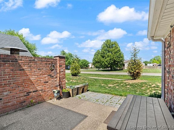 4th image of 2414 Magnolia Court