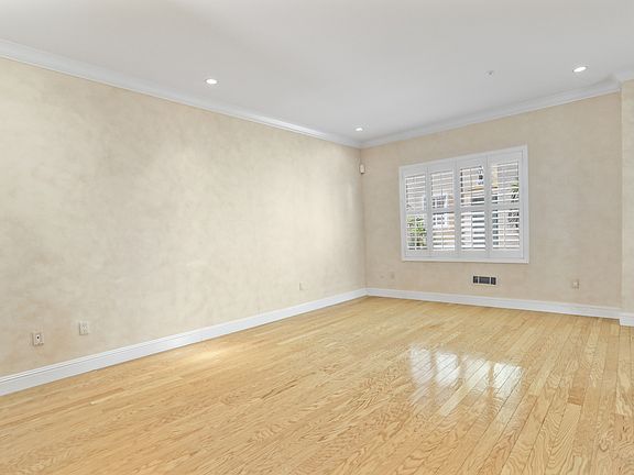 5th image of 321 N San Mateo Dr APT 104