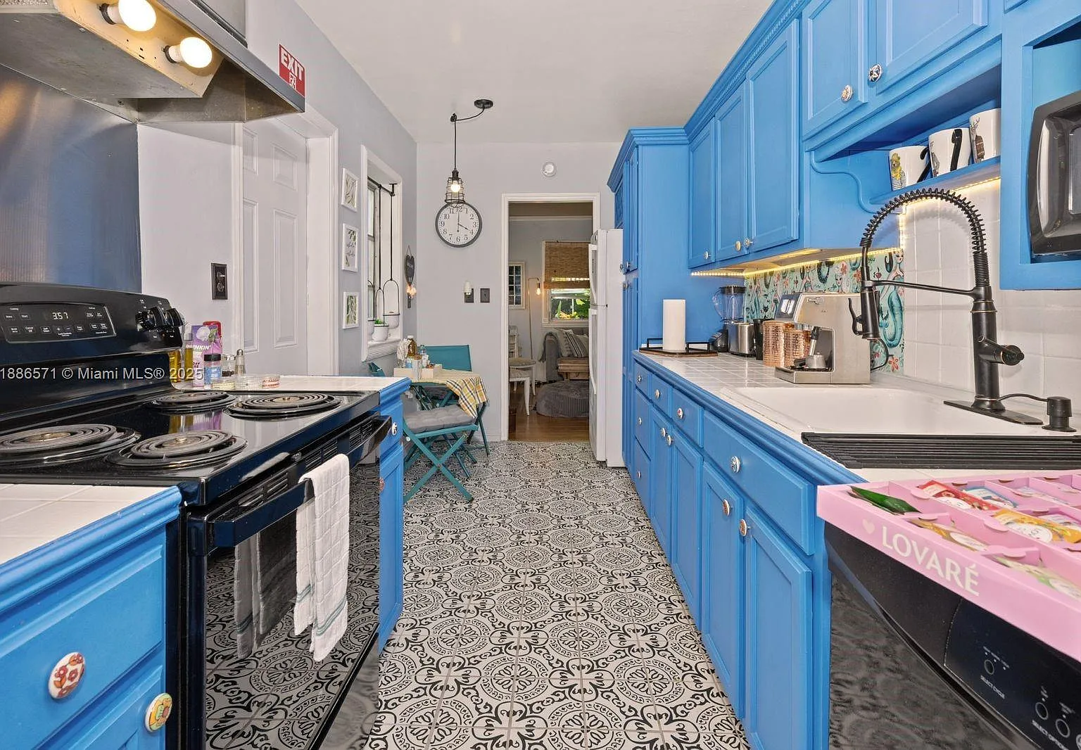 Hollywood South Side Add — Photo 1