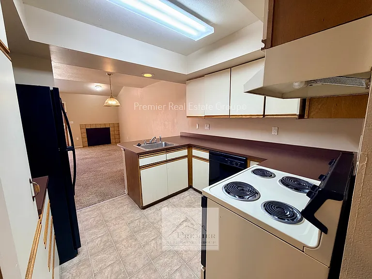 1221 Holland Park Blvd — Photo 8